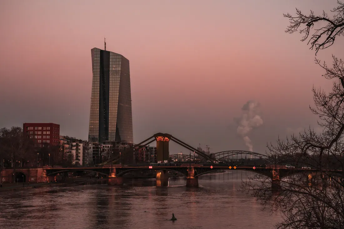 Fachada acristalada de un edificio institucional de tipo bancario