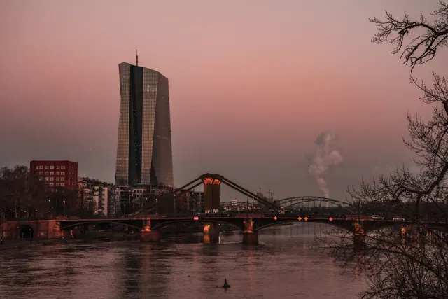 Fachada acristalada de un edificio institucional de tipo bancario