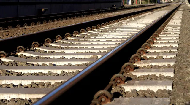 Vías de un tren vistas desde el suelo