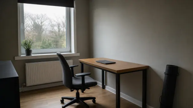 Escritorio de madera junto a una ventana en un espacio de trabajo con silla