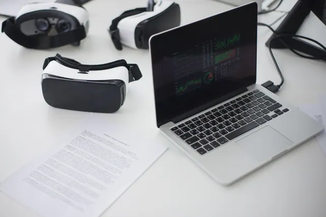 Gafas de realidad virtual y un portátil sobre una mesa