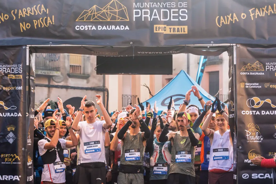 Corredores levantan los brazos en la salida del Muntanyes de Prades Epic Trail