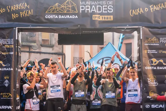 Corredores levantan los brazos en la salida del Muntanyes de Prades Epic Trail