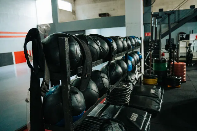 Balones y pesas ordenados en un gimnasio