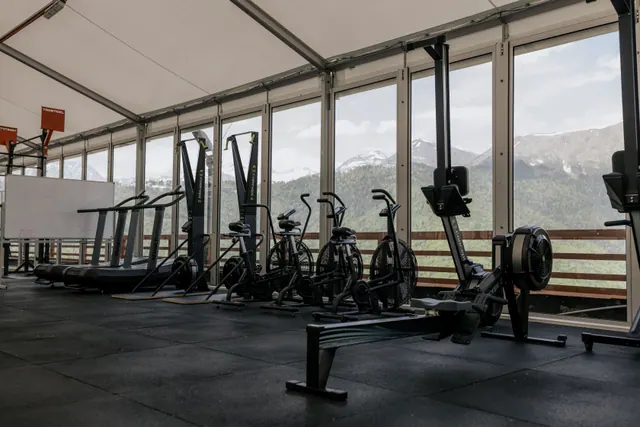 Máquina de remo y bicicleta estática vacías en una sala de entrenamiento