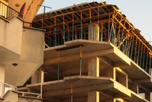 Edificio en obras con encofrados y puntales de construcción
