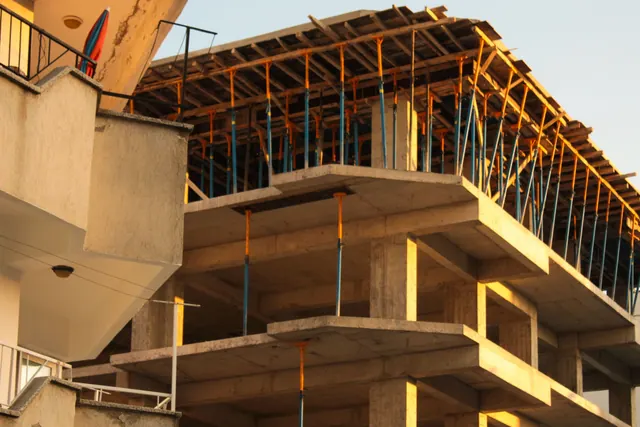 Edificio en obras con encofrados y puntales de construcción