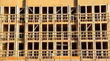 Estructura de madera de un edificio en construcción