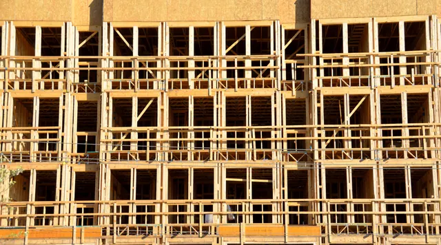Estructura de madera de un edificio en construcción