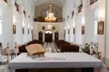 Altar con un libro abierto en el interior de una iglesia
