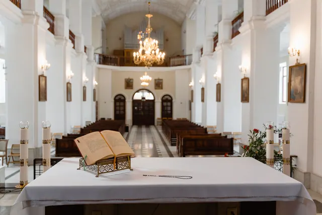 Altar con un libro abierto en el interior de una iglesia