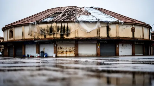 Edificio abandonado de planta circular con cubierta dañada y fachada deteriorada