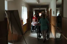 Pasillo de una residencia de mayores con puertas de habitaciones