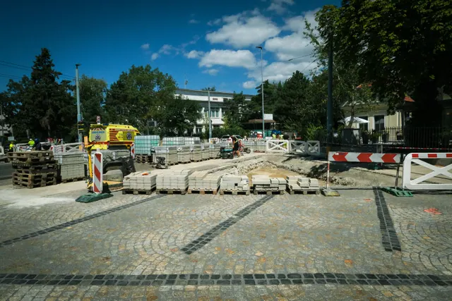 Obras de pavimentación en una plaza con materiales de construcción apilados