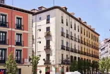 Vista urbana de una calle con edificios residenciales de varias plantas y fachadas clásicas