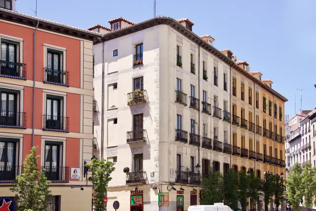 Vista urbana de una calle con edificios residenciales de varias plantas y fachadas clásicas