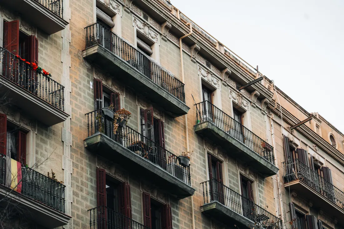 Fachada de un edificio antiguo con balcones de hierro forjado