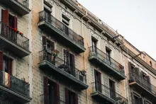 Fachada de un edificio antiguo con balcones de hierro forjado
