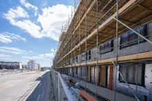 Andamios en la fachada de un edificio en construcción