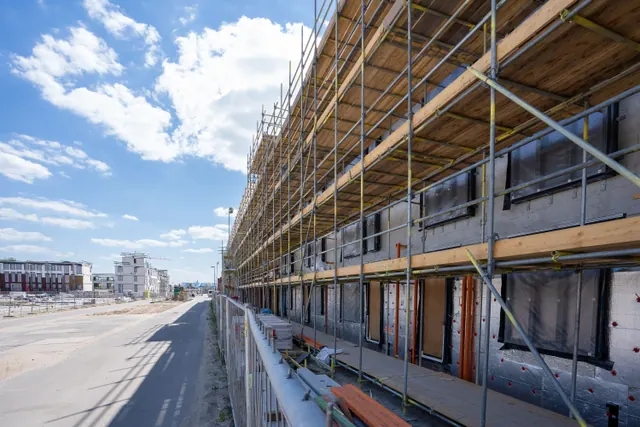 Andamios en la fachada de un edificio en construcción