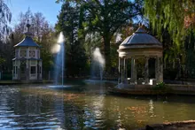 Estanque con templetes y fuentes en un jardín histórico