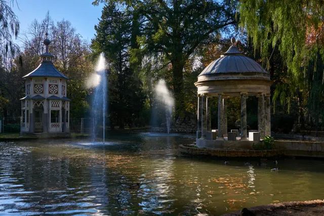 Estanque con templetes y fuentes en un jardín histórico