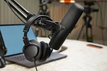 Micrófono y auriculares en un estudio de grabación de podcast