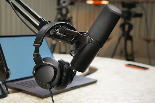 Micrófono y auriculares en un estudio de grabación de podcast