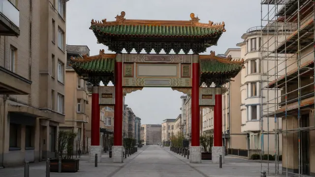 Puerta ceremonial china con tejados de cerámica verde en una calle urbana europea