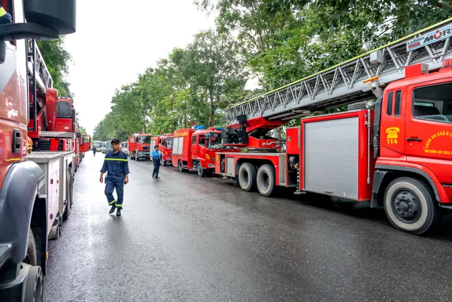 Camión de bomberos aparcado en una calle de ciudad junto a bloques de viviendas