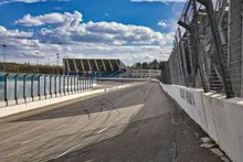 Circuito de carreras vacío con gradas al fondo