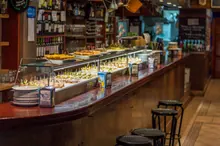 Barra de un bar con pinchos y tapas expuestos
