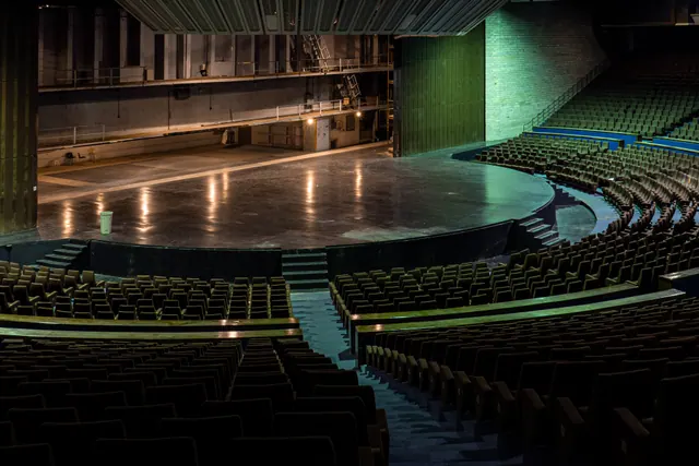 Interior vacío de un auditorio con escenario circular