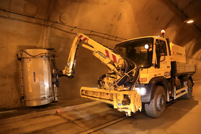 Vehículo pesado trabajando en el interior de un túnel durante una obra de construcción industrial