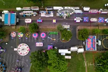 Casetas vacías de un recinto ferial con toldos y sillas apiladas