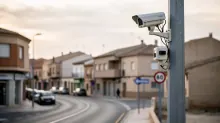Cámara de vigilancia instalada en un poste en una calle de pueblo
