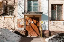 Portal de un edificio antiguo de viviendas en una calle urbana