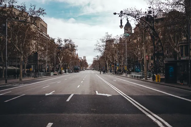 Avenida urbana amplia y prácticamente vacía de tráfico
