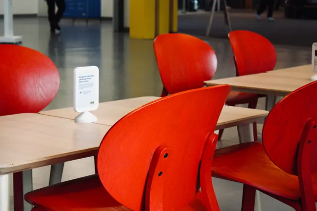 Sillas rojas y mesas de madera en una cafetería