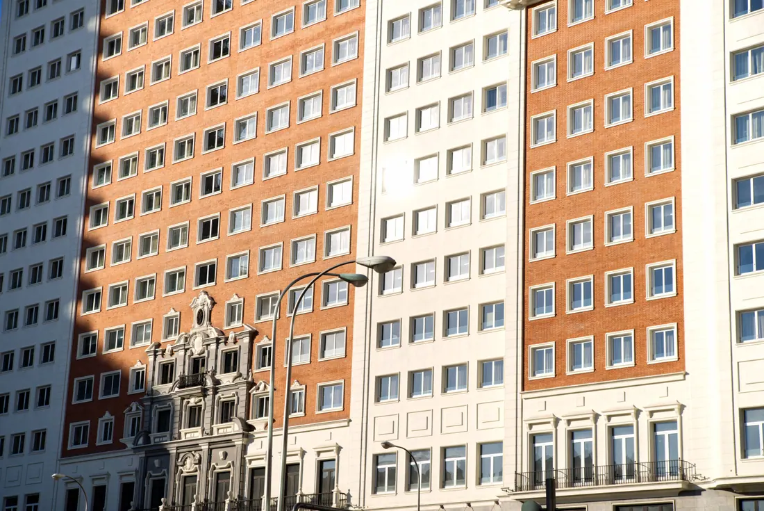 Fachadas de edificios de viviendas con ladrillo visto y piedra