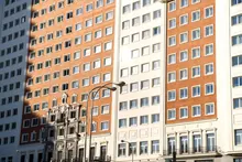 Fachadas de edificios de viviendas con ladrillo visto y piedra