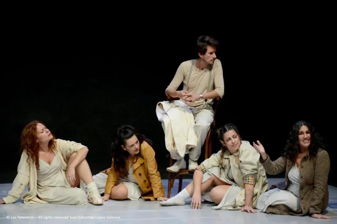 Un grupo de actores durante una representación teatral sobre el escenario