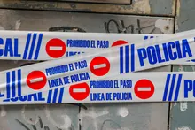 Cinta policial de "prohibido el paso" cruzada sobre una puerta