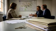 Una persona se reúne con dos trabajadores en una oficina junto a documentación