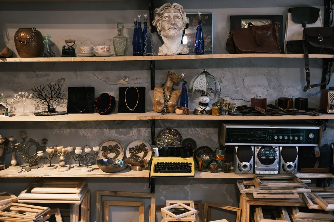 Interior de una tienda de artículos de segunda mano con estanterías y vitrinas