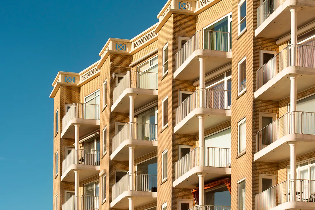 Fachada de un edificio de viviendas con balcones