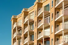 Fachada de un edificio de viviendas con balcones
