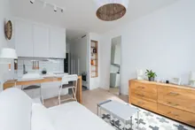 Habitación de un piso compartido con una cama individual, un escritorio junto a la ventana y una silla