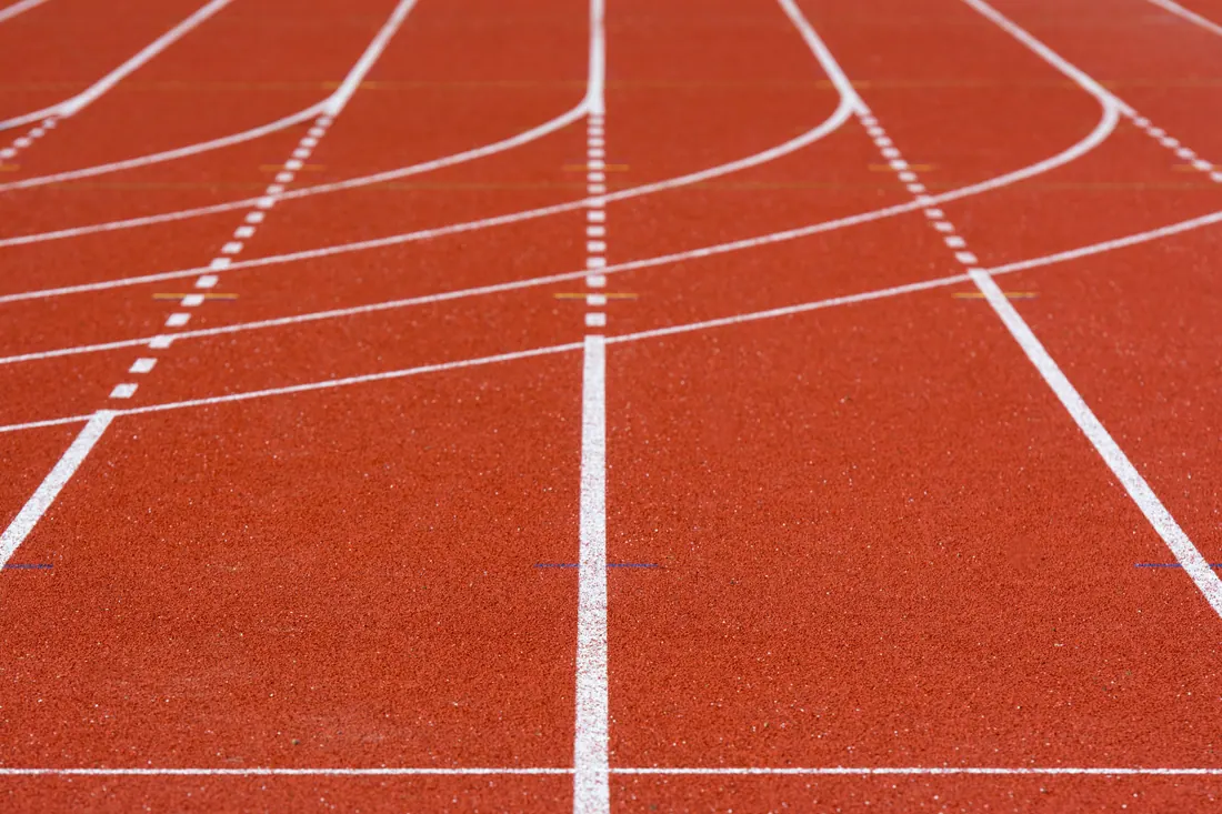 Carriles de una pista de atletismo vistos de cerca
