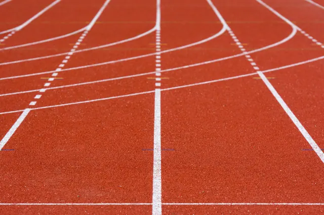 Carriles de una pista de atletismo vistos de cerca